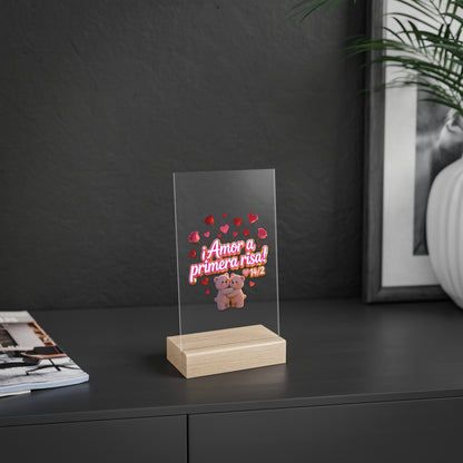 Acrylic Sign — "Amor a Primera Risa" Valentine’s Desk Decor (Wooden Stand)